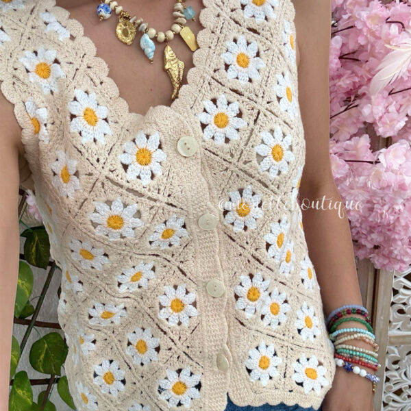 Top abotonado ganchillo beige