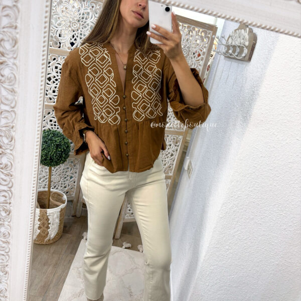 Blusa camel abotonada